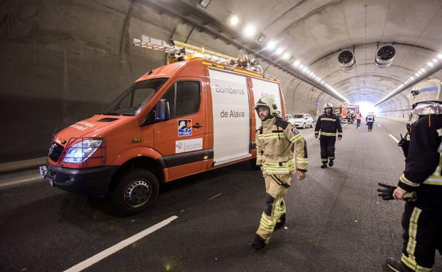 Fomento realiza un simulacro de incidente en los túneles de Peña María en la A-1