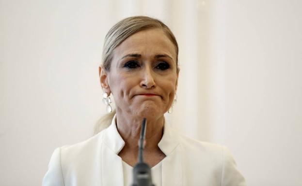 La juez cita a Cifuentes por presunta falsedad documental y cohecho