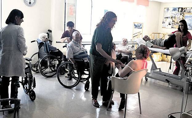 La Junta recupera las cuantías de prestaciones para cuidados a personas dependientes