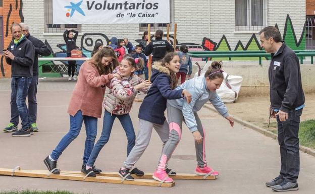 Los voluntarios de 'la Caixa' en Burgos celebran una jornada festiva con 200 niños en situación de vulnerabilidad