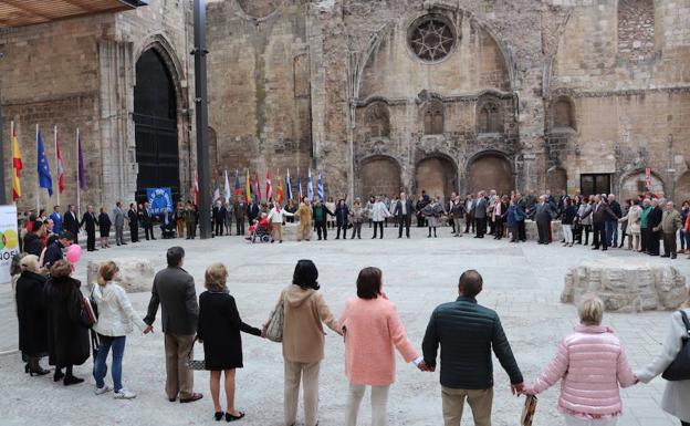 Izado de banderas para festejar el Día de Europa