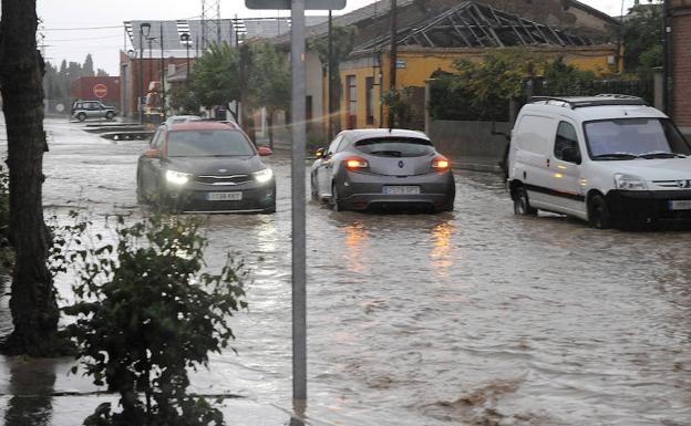 Una intensa tormenta inunda las calles de La Seca y causa daños en los viñedos