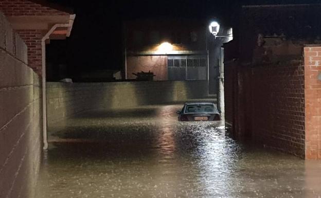 Una tromba de lluvia y granizo anega varias calles de Villarramiel