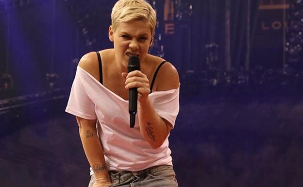 Pink da una lección a un 'hater' que se metió con su edad y su físico