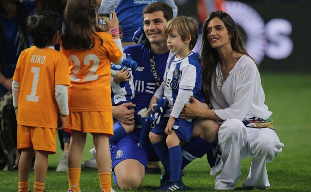 Iker Casillas y Sara Carbero continuarán un año más en Oporto