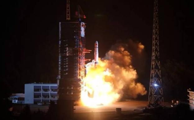 China lanza un satélite para comunicarse con la cara oculta de la Luna