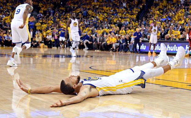 Curry anota 35 puntos y Warriors destrozan a los Rockets