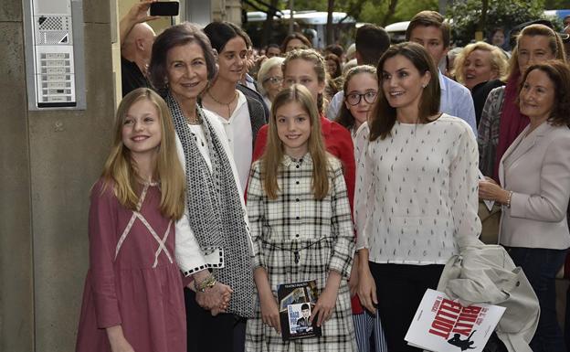 Letizia, sus hijas y doña Sofía se van de musical