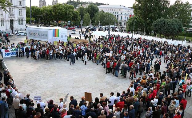 Un millar de burgaleses exigen a la Junta que deje de «jugar» con la sanidad