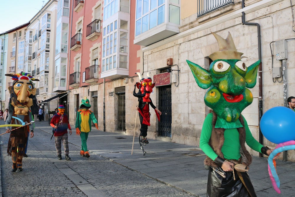 Los burgaleses llenan las calles en la Noche Blanca