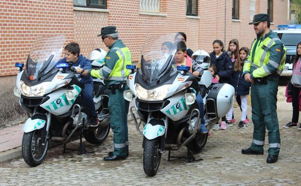 La Guardia Civil abre sus puertas al C.R.A. 'La Demanda' de Huerta del Rey