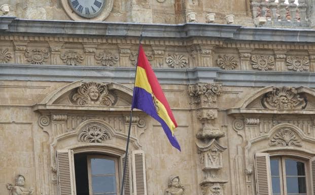 La bandera republicana ondea en el Ayuntamiento de Salamanca por la película de Amenábar