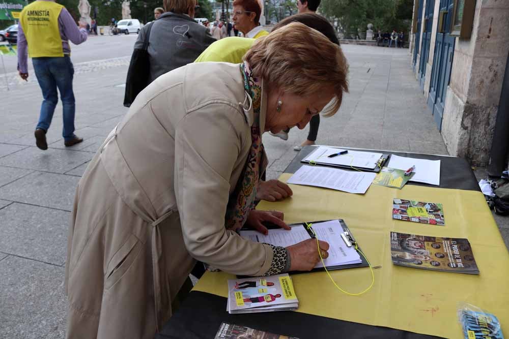 Recogida de firmas de Amnistía Internacional en Burgos