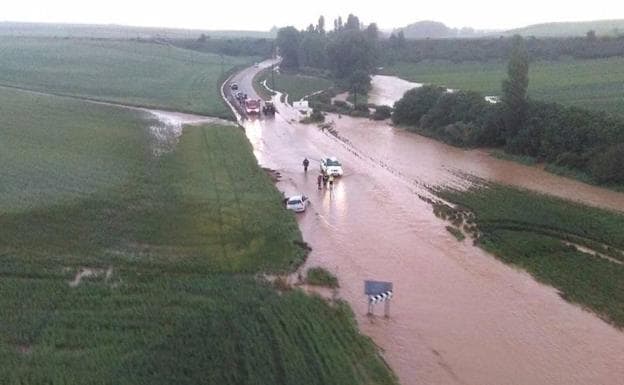 Cuatro personas son rescatadas al desbordarse un arroyo en Segovia