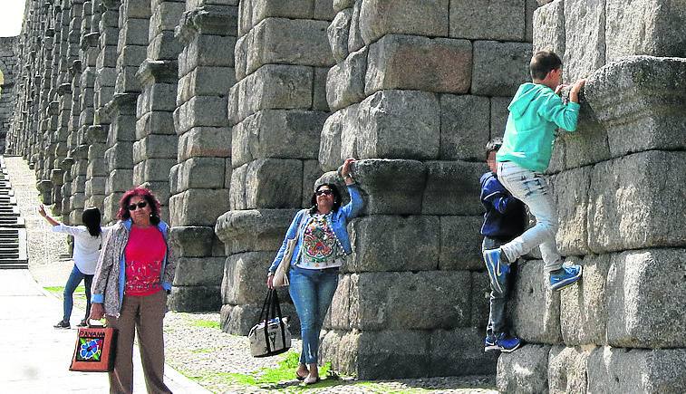 Escalar el Acueducto, una mala costumbre que tendrá sanción