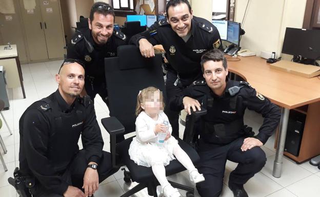 Los policías que encontraron a una niña sola en Palencia: «Estaba roja y sedienta; y su tío tardó 40 minutos en reclamarla. ¡Increíble!»