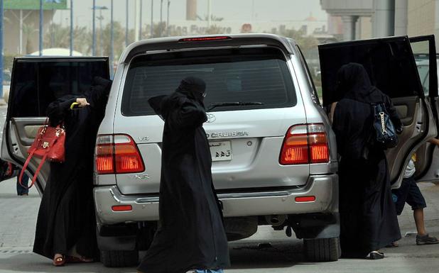 Arabia Saudí empieza a expedir permisos para conducir a las mujeres