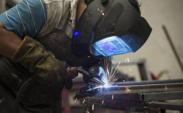 Un peón del metal de Burgos gana más que un ingeniero de Lérida, Cuenca o Cáceres