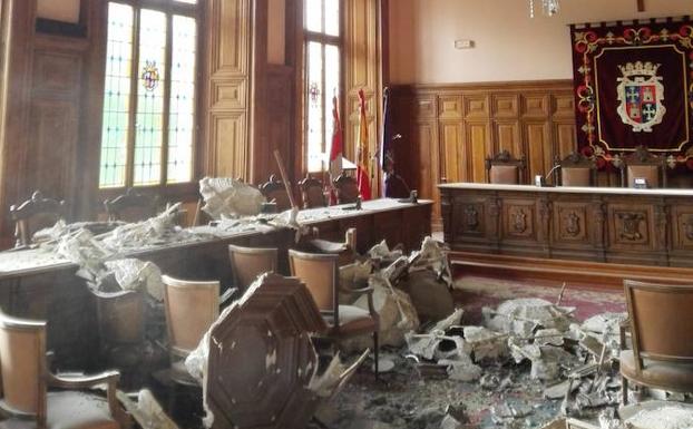 Polanco reconoce que en el techo del salón de plenos se detectó una «pequeña deficiencia»