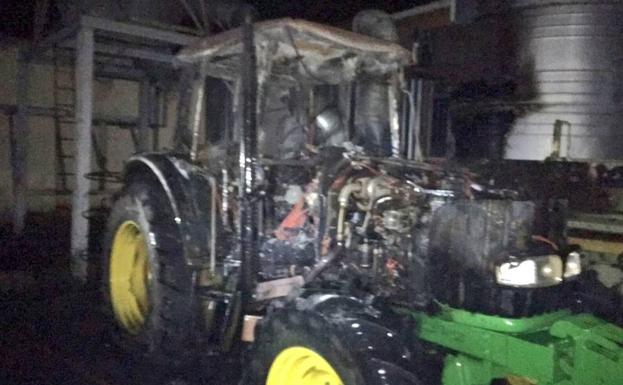 Calcinados un coche y un tractor en una nave en Medina del Campo