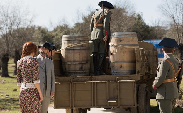 Fernando ayuda a Emilia y Alfonso en su fuga a París