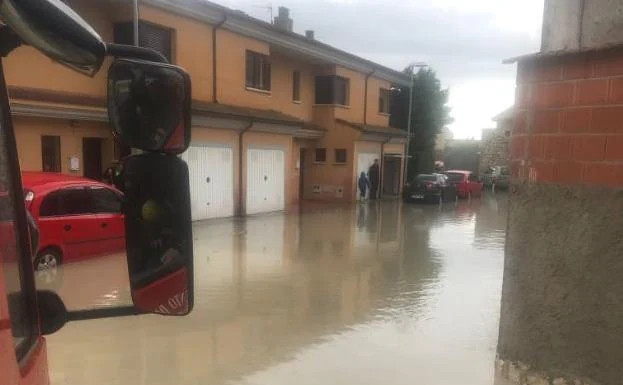 Una tromba de agua inunda Villanubla, el polígono de Santovenia y un carril de la VA-20 en Valladolid