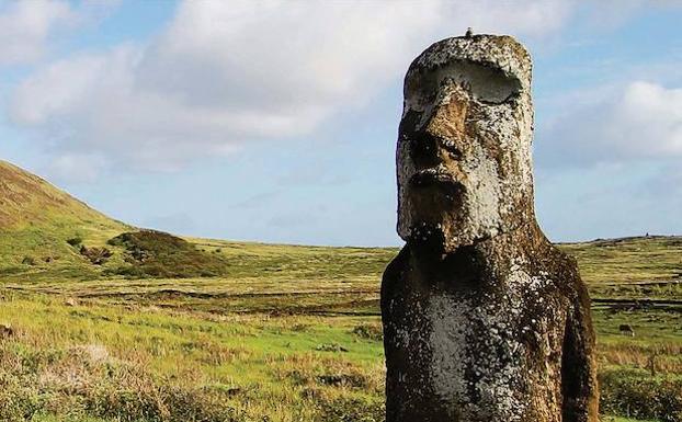 Javier Díaz Gil llega este viernes al MEH para dar a conocer su poemario 'Regresar a Chile'