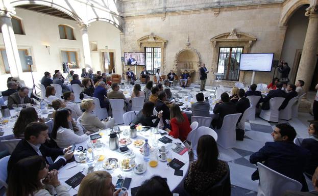 FAE y la Universidad Isabel I colaborarán en la creación de una Escuela de Negocios