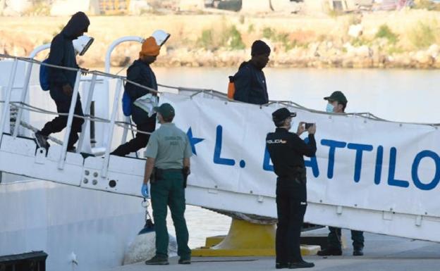 Un hombre de 29 años, el primer inmigrante en completar el proceso