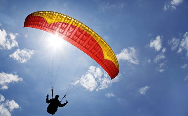 Rescatada una parapentista atrapada en un árbol en la subida al puerto de Piedrahita