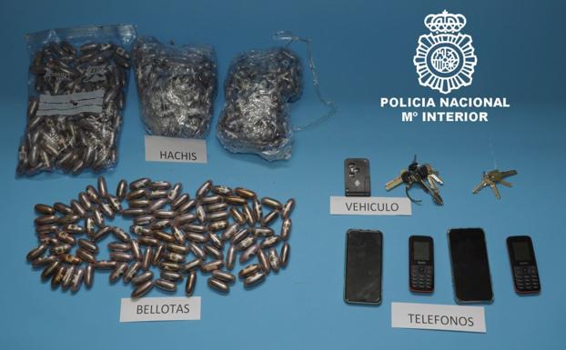 La Policía detiene a dos hombres que fueron sorprendidos con más de 4 kilos de hachís