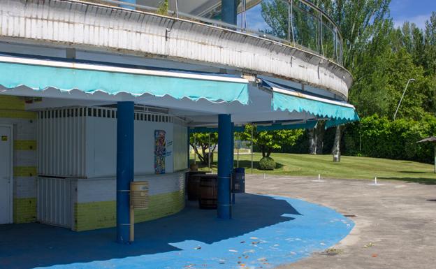 El adjudicatario de la cafetería de las piscinas de El Plantío critica el desinterés municipal