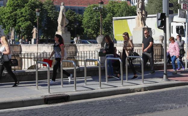 Andando Burgos solicita la retirada de varios de los nuevos aparcabicis