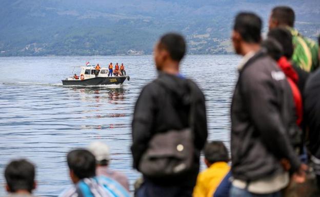 Al menos 192 desaparecidos en el naufragio de un barco en Indonesia