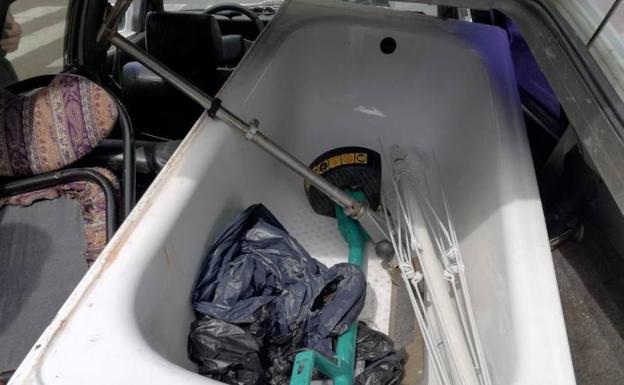 Circulaba drogado, con una bañera en el coche y llevaba a su hijo sin sillita en Valladolid