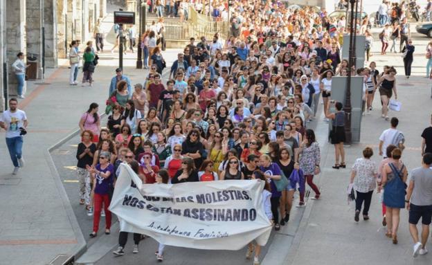 Medio millar de personas claman contra la puesta en libertad de 'La Manada'