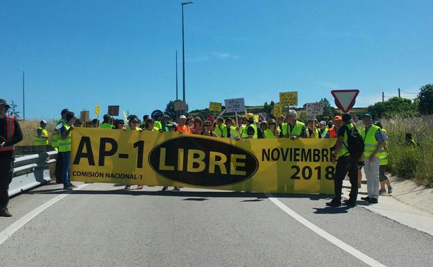 Un centenar de personas corta la N-I para reivindicar mejoras en la AP-1 tras su liberalización