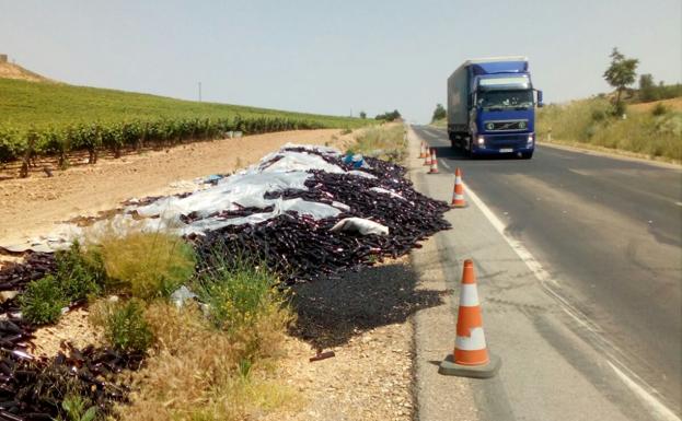 CCOO exige la retirada de miles de botellas que cayeron hace tres meses en un accidente en la N-122