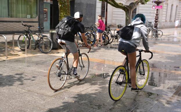 El Ayuntamiento prohíbe la circulación de bicicletas por el centro del paseo del Espolón