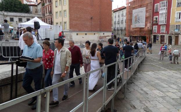 Instalan una rampa para mejorar la accesibilidad a las 'gastronetas' de la Llana de Afuera