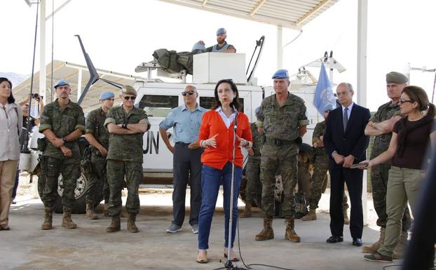 Margarita Robles se desplaza a las posiciones españolas situadas en la 'Línea Azul'