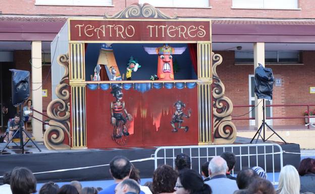 Los títeres de El Papamoscas hacen frente a la lluvia en su primera jornada de Sampedros