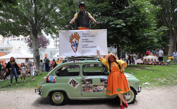 sonrisas solidarias en el parque de vera la jardinera