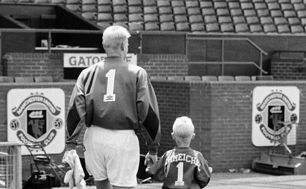 Schmeichel, orgullo de padre... aunque su hijo se harte