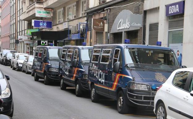 La UDEF de la Policía Nacional entra en el Ayuntamiento de León, San Andrés, Astorga y Villaquilambe en una operación por amaños en adjudicaciones