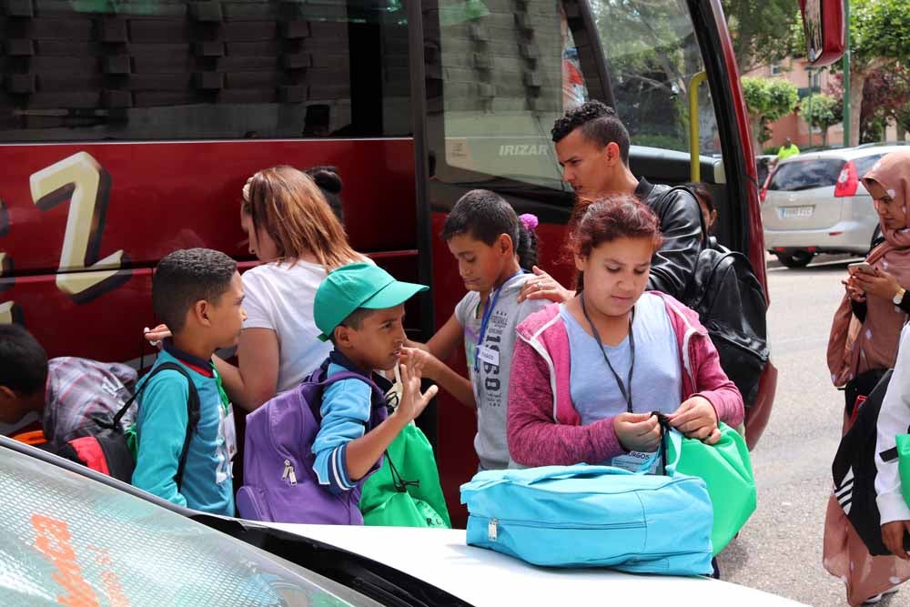 La llegada de los niños de 'Vacaciones en paz', en imágenes