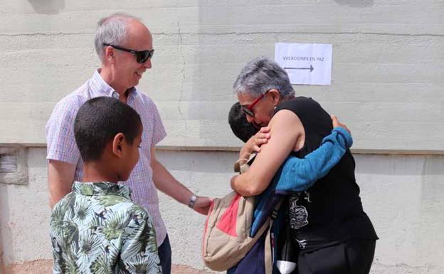 Abrazos y lágrimas en la recepción de los niños saharauis de 'Vacaciones en paz'