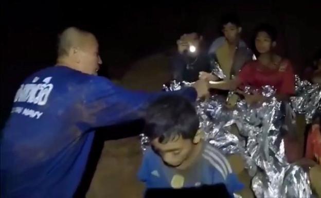 Diez soldados y un médico acompañan a los niños atrapados en una cueva en Tailandia