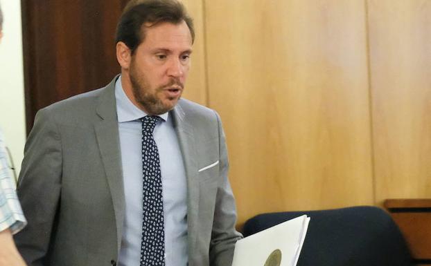 Puente niega un pacto con León de la Riva para evitar llevarle a los tribunales