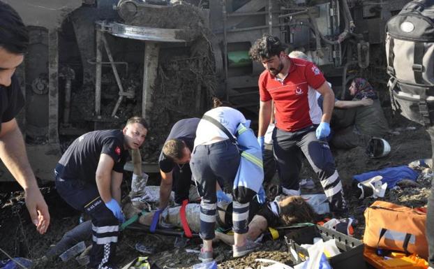 Ascienden a 24 los muertos por el descarrilamiento de un tren en Turquía